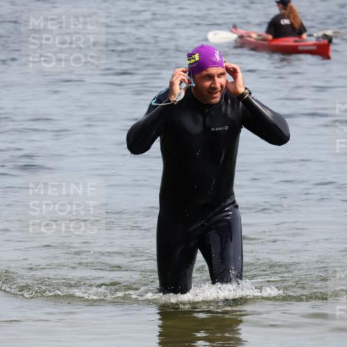 15.06.2025 - 27. Vierlanden-Triathlon Lena Gebhardt http://msf.ph/oto/8012246 15.06.2025 10:10:15 Schwimmen 417, 444 meine-sportfotos.de