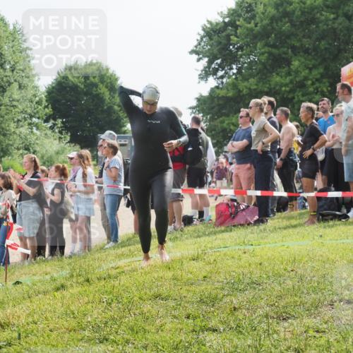 15.06.2025 - 27. Vierlanden-Triathlon KatJ http://msf.ph/oto/8012268 15.06.2025 10:14:03 Schwimmen 472, 475, 490, 540 meine-sportfotos.de