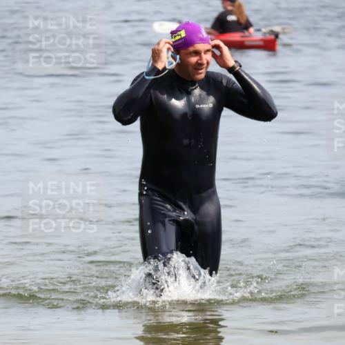 15.06.2025 - 27. Vierlanden-Triathlon Lena Gebhardt http://msf.ph/oto/8012270 15.06.2025 10:10:16 Schwimmen 417, 444 meine-sportfotos.de