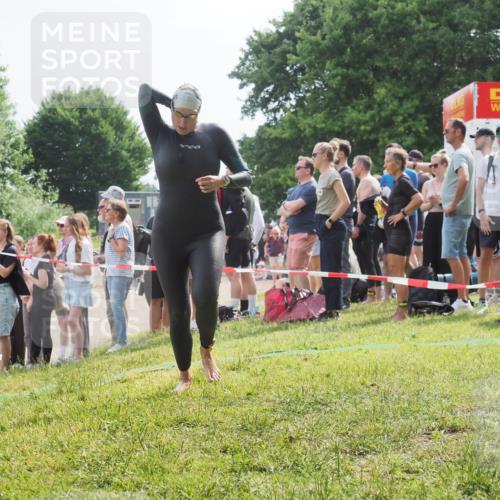 15.06.2025 - 27. Vierlanden-Triathlon KatJ http://msf.ph/oto/8012279 15.06.2025 10:14:04 Schwimmen 472, 475, 490 meine-sportfotos.de
