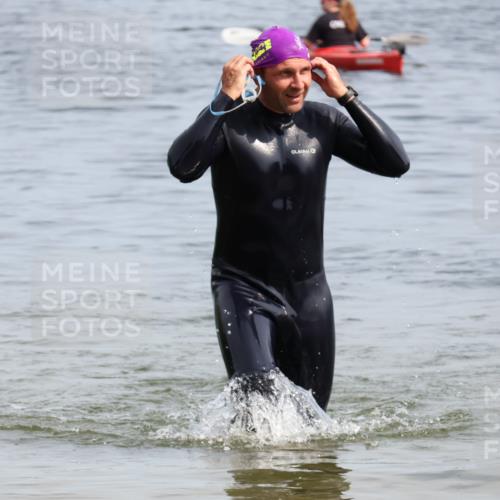 15.06.2025 - 27. Vierlanden-Triathlon Lena Gebhardt http://msf.ph/oto/8012283 15.06.2025 10:10:16 Schwimmen 417, 444 meine-sportfotos.de