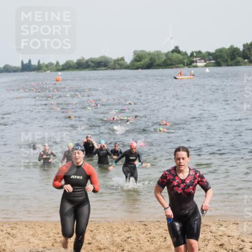 21.06.2025 - 27. Vierlanden-Triathlon MichiJ http://msf.ph/oto/8012288 15.06.2026 10:14:44 Schwimmen 546, 559, 608, 609 meine-sportfotos.de
