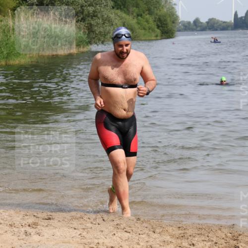 15.06.2025 - 27. Vierlanden-Triathlon Lena Gebhardt http://msf.ph/oto/8012296 15.06.2025 10:10:17 Schwimmen 417, 444 meine-sportfotos.de
