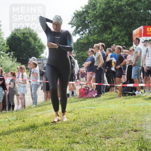 15.06.2025 - 27. Vierlanden-Triathlon KatJ http://msf.ph/oto/8012302 15.06.2025 10:14:04 Schwimmen 472, 475, 490 meine-sportfotos.de