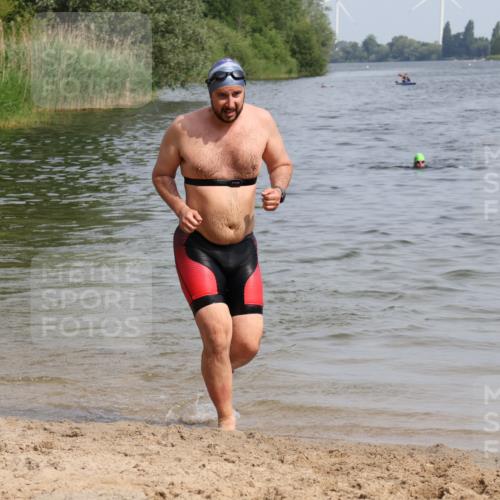 15.06.2025 - 27. Vierlanden-Triathlon Lena Gebhardt http://msf.ph/oto/8012313 15.06.2025 10:10:17 Schwimmen 417, 444 meine-sportfotos.de