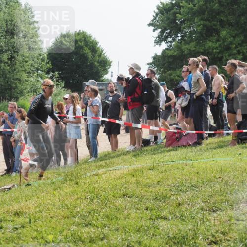 15.06.2025 - 27. Vierlanden-Triathlon KatJ http://msf.ph/oto/8012317 15.06.2025 10:14:06 Schwimmen 472, 475 meine-sportfotos.de
