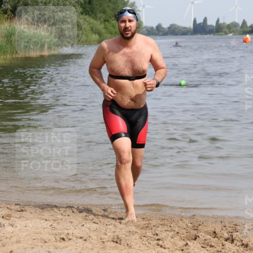 15.06.2025 - 27. Vierlanden-Triathlon Lena Gebhardt http://msf.ph/oto/8012321 15.06.2025 10:10:18 Schwimmen 417, 444 meine-sportfotos.de