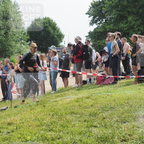15.06.2025 - 27. Vierlanden-Triathlon KatJ http://msf.ph/oto/8012330 15.06.2025 10:14:06 Schwimmen 472, 475 meine-sportfotos.de
