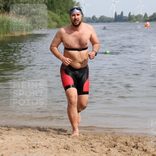 15.06.2025 - 27. Vierlanden-Triathlon Lena Gebhardt http://msf.ph/oto/8012332 15.06.2025 10:10:18 Schwimmen 417, 444 meine-sportfotos.de