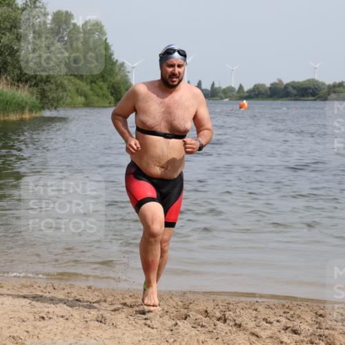 15.06.2025 - 27. Vierlanden-Triathlon Lena Gebhardt http://msf.ph/oto/8012345 15.06.2025 10:10:18 Schwimmen 417, 444 meine-sportfotos.de