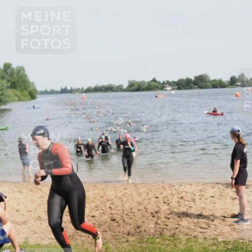 21.06.2025 - 27. Vierlanden-Triathlon MichiJ http://msf.ph/oto/8012346 15.06.2026 10:14:47 Schwimmen 476, 546, 559, 593, 608, 609, 1397 meine-sportfotos.de