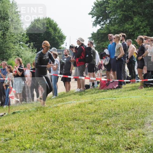 15.06.2025 - 27. Vierlanden-Triathlon KatJ http://msf.ph/oto/8012350 15.06.2025 10:14:06 Schwimmen 472, 475 meine-sportfotos.de