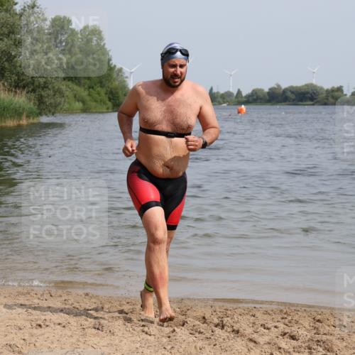 15.06.2025 - 27. Vierlanden-Triathlon Lena Gebhardt http://msf.ph/oto/8012357 15.06.2025 10:10:19 Schwimmen 417, 444 meine-sportfotos.de