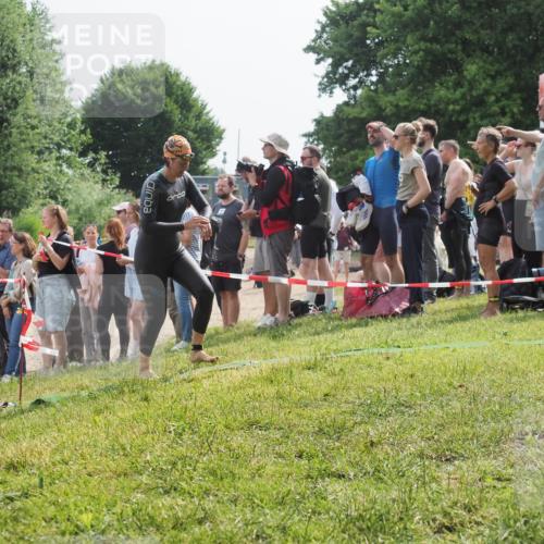 15.06.2025 - 27. Vierlanden-Triathlon KatJ http://msf.ph/oto/8012358 15.06.2025 10:14:06 Schwimmen 472, 475 meine-sportfotos.de