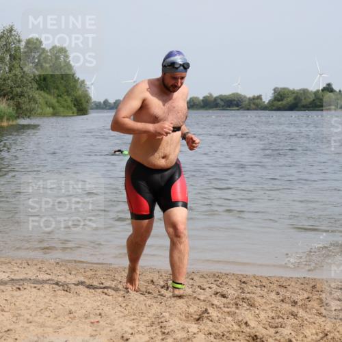 15.06.2025 - 27. Vierlanden-Triathlon Lena Gebhardt http://msf.ph/oto/8012367 15.06.2025 10:10:19 Schwimmen 417, 444 meine-sportfotos.de