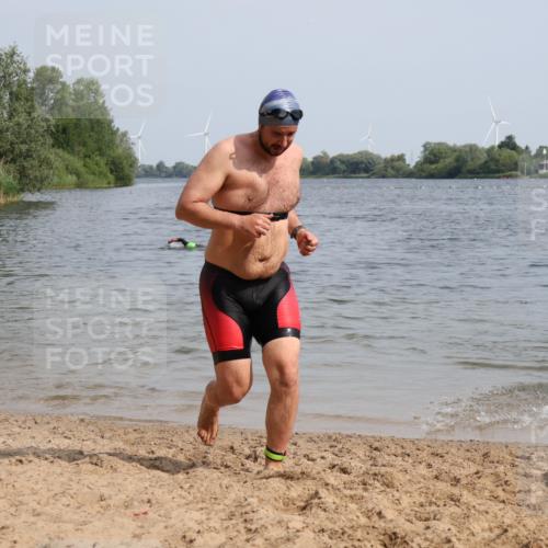 15.06.2025 - 27. Vierlanden-Triathlon Lena Gebhardt http://msf.ph/oto/8012379 15.06.2025 10:10:19 Schwimmen 417, 444 meine-sportfotos.de