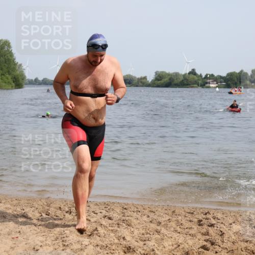 15.06.2025 - 27. Vierlanden-Triathlon Lena Gebhardt http://msf.ph/oto/8012390 15.06.2025 10:10:19 Schwimmen 417, 444 meine-sportfotos.de