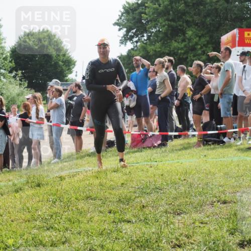 15.06.2025 - 27. Vierlanden-Triathlon KatJ http://msf.ph/oto/8012391 15.06.2025 10:14:07 Schwimmen 472, 475, 632 meine-sportfotos.de