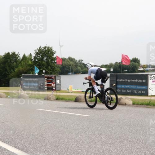 15.06.2025 - 27. Vierlanden-Triathlon H.Heesch http://msf.ph/oto/8012420 15.06.2025 11:08:01 Radfahren 200, 686 meine-sportfotos.de