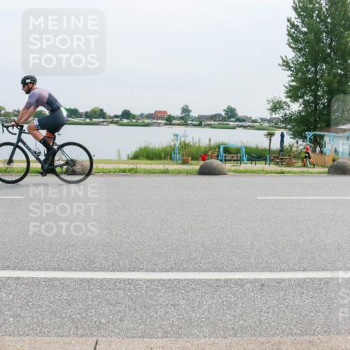 15.06.2025 - 27. Vierlanden-Triathlon H.Heesch http://msf.ph/oto/8012424 15.06.2025 11:06:50 Radfahren 21, 214, 593, 691 meine-sportfotos.de