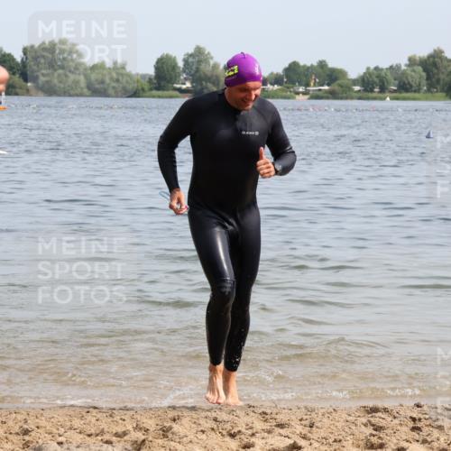 15.06.2025 - 27. Vierlanden-Triathlon Lena Gebhardt http://msf.ph/oto/8012426 15.06.2025 10:10:21 Schwimmen 417, 444 meine-sportfotos.de