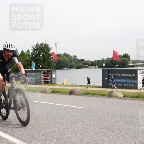 15.06.2025 - 27. Vierlanden-Triathlon H.Heesch http://msf.ph/oto/8012434 15.06.2025 11:08:07 Radfahren 111, 200 meine-sportfotos.de
