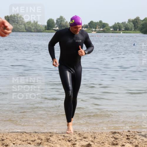 15.06.2025 - 27. Vierlanden-Triathlon Lena Gebhardt http://msf.ph/oto/8012436 15.06.2025 10:10:21 Schwimmen 417, 444 meine-sportfotos.de