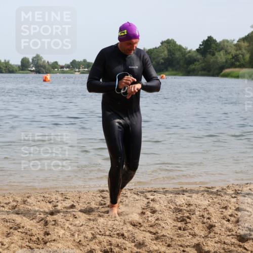 15.06.2025 - 27. Vierlanden-Triathlon Lena Gebhardt http://msf.ph/oto/8012450 15.06.2025 10:10:22 Schwimmen 417, 444 meine-sportfotos.de