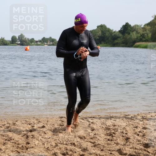 15.06.2025 - 27. Vierlanden-Triathlon Lena Gebhardt http://msf.ph/oto/8012457 15.06.2025 10:10:22 Schwimmen 417, 444 meine-sportfotos.de
