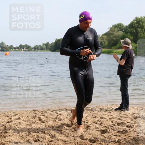 15.06.2025 - 27. Vierlanden-Triathlon Lena Gebhardt http://msf.ph/oto/8012466 15.06.2025 10:10:23 Schwimmen 417, 444 meine-sportfotos.de