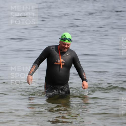 15.06.2025 - 27. Vierlanden-Triathlon Lena Gebhardt http://msf.ph/oto/8012476 15.06.2025 10:10:47 Schwimmen  meine-sportfotos.de