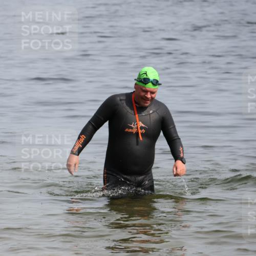 15.06.2025 - 27. Vierlanden-Triathlon Lena Gebhardt http://msf.ph/oto/8012490 15.06.2025 10:10:47 Schwimmen  meine-sportfotos.de
