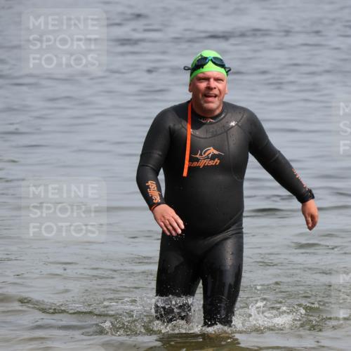 15.06.2025 - 27. Vierlanden-Triathlon Lena Gebhardt http://msf.ph/oto/8012494 15.06.2025 10:10:50 Schwimmen  meine-sportfotos.de