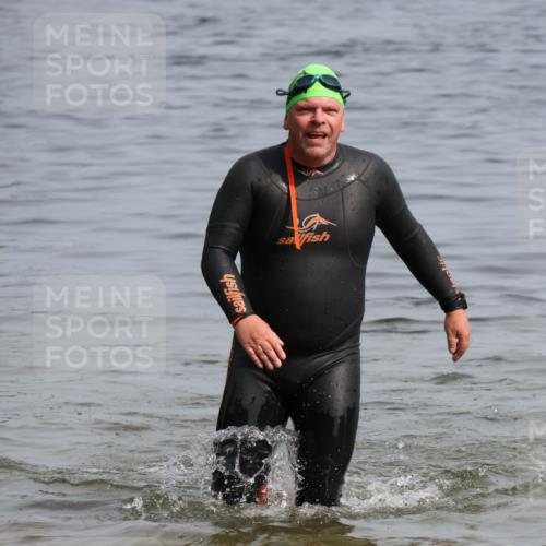 15.06.2025 - 27. Vierlanden-Triathlon Lena Gebhardt http://msf.ph/oto/8012498 15.06.2025 10:10:51 Schwimmen  meine-sportfotos.de
