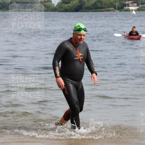 15.06.2025 - 27. Vierlanden-Triathlon Lena Gebhardt http://msf.ph/oto/8012537 15.06.2025 10:10:55 Schwimmen 451 meine-sportfotos.de