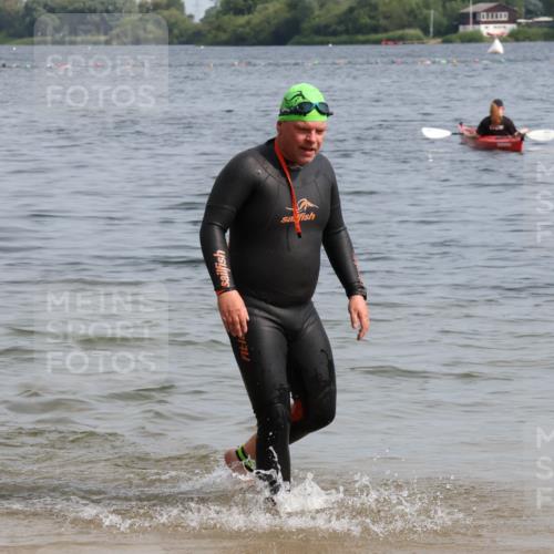 15.06.2025 - 27. Vierlanden-Triathlon Lena Gebhardt http://msf.ph/oto/8012547 15.06.2025 10:10:55 Schwimmen 451 meine-sportfotos.de