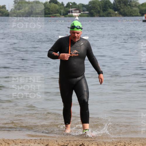 15.06.2025 - 27. Vierlanden-Triathlon Lena Gebhardt http://msf.ph/oto/8012563 15.06.2025 10:10:56 Schwimmen 451 meine-sportfotos.de