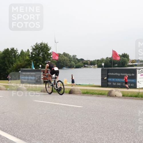 15.06.2025 - 27. Vierlanden-Triathlon H.Heesch http://msf.ph/oto/8012585 15.06.2025 11:08:36 Radfahren 722, 727 meine-sportfotos.de