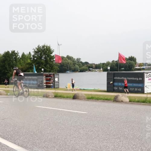 15.06.2025 - 27. Vierlanden-Triathlon H.Heesch http://msf.ph/oto/8012597 15.06.2025 11:08:37 Radfahren 163, 581, 722, 727 meine-sportfotos.de