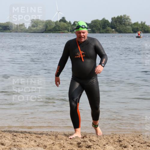 15.06.2025 - 27. Vierlanden-Triathlon Lena Gebhardt http://msf.ph/oto/8012613 15.06.2025 10:10:58 Schwimmen 451 meine-sportfotos.de