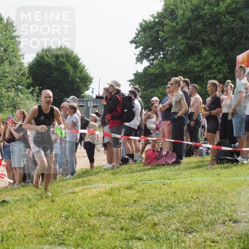 15.06.2025 - 27. Vierlanden-Triathlon KatJ http://msf.ph/oto/8012619 15.06.2025 10:14:24 Schwimmen 482, 565, 618 meine-sportfotos.de