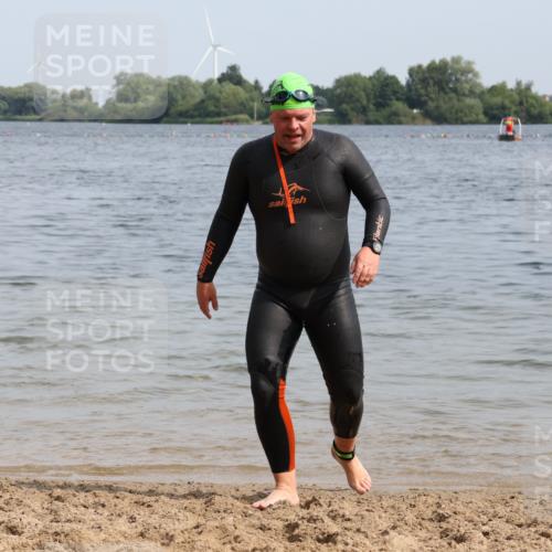 15.06.2025 - 27. Vierlanden-Triathlon Lena Gebhardt http://msf.ph/oto/8012620 15.06.2025 10:10:58 Schwimmen 451 meine-sportfotos.de