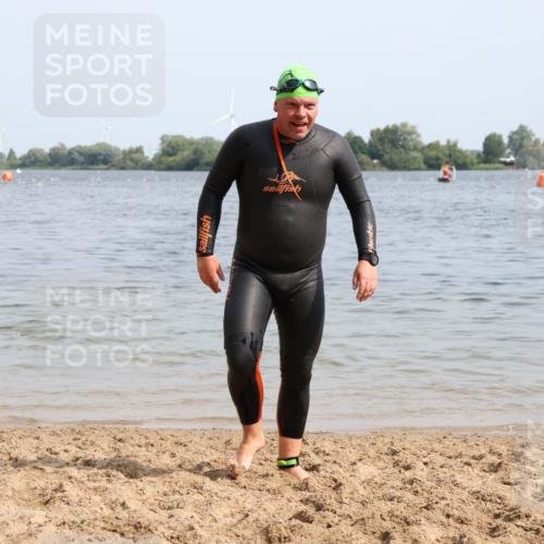 15.06.2025 - 27. Vierlanden-Triathlon Lena Gebhardt http://msf.ph/oto/8012631 15.06.2025 10:11:00 Schwimmen 451 meine-sportfotos.de