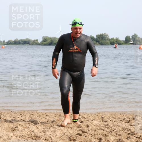 15.06.2025 - 27. Vierlanden-Triathlon Lena Gebhardt http://msf.ph/oto/8012640 15.06.2025 10:11:00 Schwimmen 451 meine-sportfotos.de