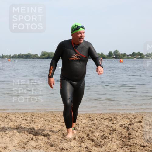 15.06.2025 - 27. Vierlanden-Triathlon Lena Gebhardt http://msf.ph/oto/8012642 15.06.2025 10:11:01 Schwimmen 451 meine-sportfotos.de