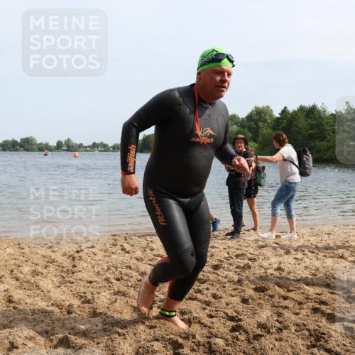 15.06.2025 - 27. Vierlanden-Triathlon Lena Gebhardt http://msf.ph/oto/8012655 15.06.2025 10:11:03 Schwimmen 451 meine-sportfotos.de