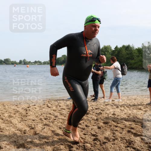 15.06.2025 - 27. Vierlanden-Triathlon Lena Gebhardt http://msf.ph/oto/8012667 15.06.2025 10:11:03 Schwimmen 451 meine-sportfotos.de