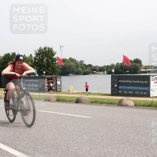 15.06.2025 - 27. Vierlanden-Triathlon H.Heesch http://msf.ph/oto/8012673 15.06.2025 11:08:39 Radfahren 163, 495, 581, 722, 727 meine-sportfotos.de