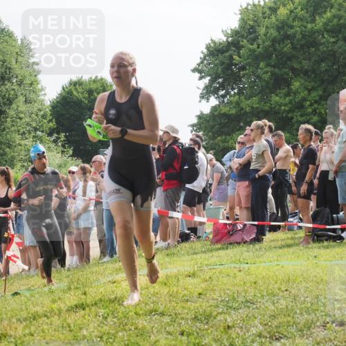 15.06.2025 - 27. Vierlanden-Triathlon KatJ http://msf.ph/oto/8012699 15.06.2025 10:14:26 Schwimmen 482, 565, 618 meine-sportfotos.de