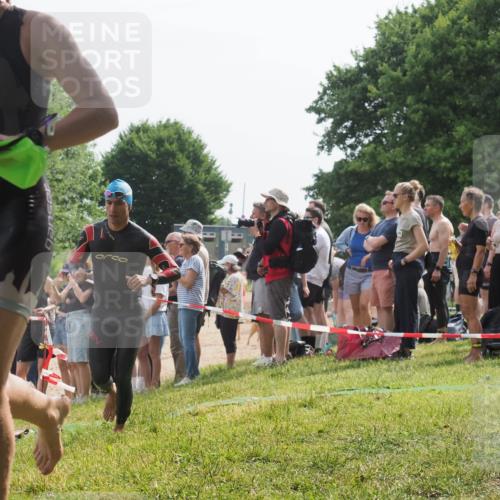 15.06.2025 - 27. Vierlanden-Triathlon KatJ http://msf.ph/oto/8012758 15.06.2025 10:14:27 Schwimmen 482, 565, 618 meine-sportfotos.de